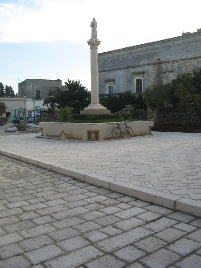 Lucugnano - piazza Girolamo Comi Lucugnano - piazza Girolamo Comi